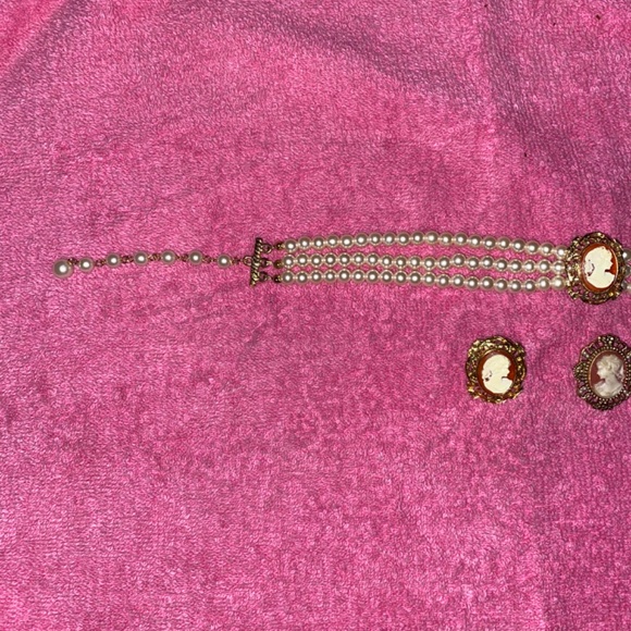 Vintage cameo chicer with earrings and broach - Picture 3 of 5